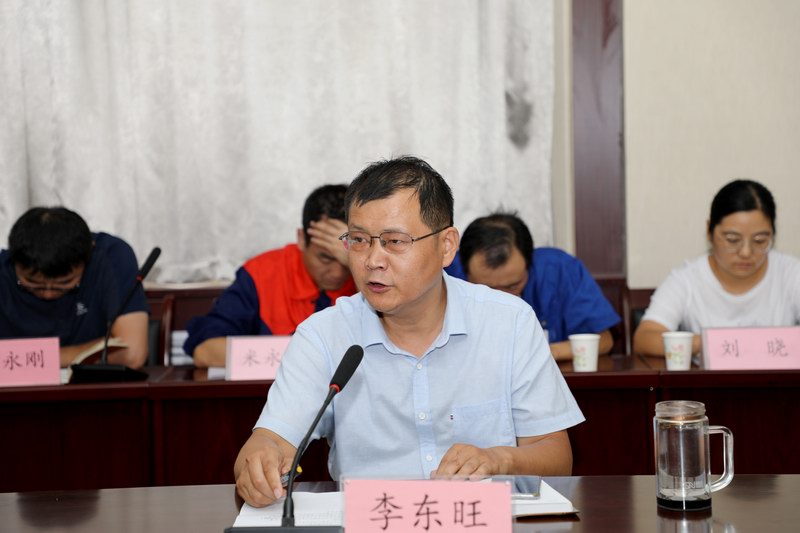 2、黨委副書記李東旺主持座談會(huì).JPG 2、黨委副書記李東旺主持座談會(huì).JPG