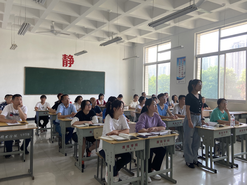 學生踴躍發(fā)言.jpg 學生踴躍發(fā)言.jpg